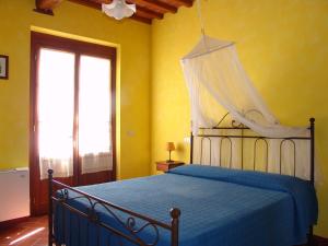Pergine ValdarnoにあるSan Frustinoの黄色い部屋のベッドルーム1室