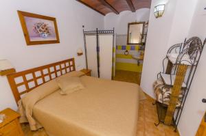 um quarto com uma cama e uma casa de banho com um lavatório em Finca Liarte em Fuente-Álamo de Murcia