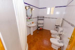 een badkamer met 2 toiletten en een wastafel bij Finca Liarte in Fuente-Álamo de Murcia