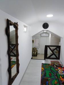 Zimmer mit einem Spiegel und einem Bett in einem Zimmer in der Unterkunft Apartman Vrdničak in Vrdnik