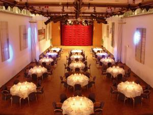 Ein Restaurant oder anderes Speiselokal in der Unterkunft Victor's Residenz-Hotel Teistungenburg 