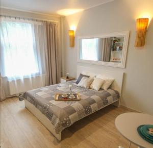 Un dormitorio con una cama con una bandeja de comida. en Paulas room. en Riga
