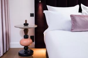 Postel nebo postele na pokoji v ubytování Hôtel Cardinal Bordeaux Centre