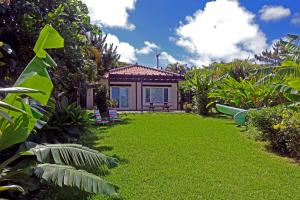 een huis met een groen gazon ervoor bij Tsundara Beach Retreat in Ishigaki Island