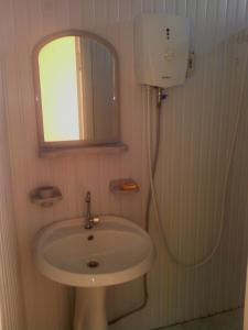un piccolo bagno con lavandino e specchio di Nirvana Resort a Sevan