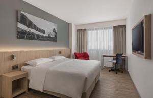 Park Inn by Radisson North Edsa tesisinde bir televizyon ve/veya eğlence merkezi