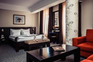 Habitación de hotel con cama y silla roja en Hotel Cherica en Constanza