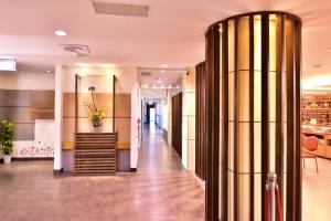 un vestíbulo con una columna de oro en un edificio en Toong Mao Resorts & Hotel en Kenting