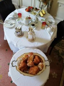 una mesa con un plato de pasteles. en La Maison de Sophie, en Nimes