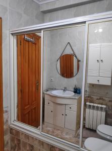 y baño con lavabo y espejo. en El piso perfecto para disfrutar de Zamora, en Zamora