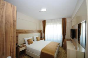 Ένα ή περισσότερα κρεβάτια σε δωμάτιο στο Grand Hekimoğlu HOTELS