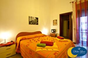 een slaapkamer met een bed met een deken erop bij Dolce Lecce B&B in Lecce