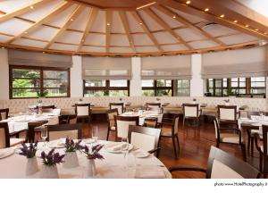 Reštaurácia alebo iné gastronomické zariadenie v ubytovaní Grand Hotel Trento