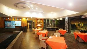 Televisyen dan/atau pusat hiburan di Vamana Resort - CHSE Certified