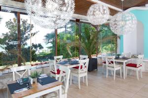 En restaurant eller et andet spisested på Atrium Beach Hotel - All Inclusive