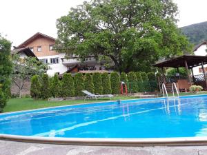 Bazén v ubytovaní Garni Hotel Tauber alebo v jeho blízkosti