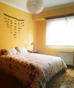 a bedroom with a bed and a large window at Amplio apartamento a 5 minutos del centro in Lugo