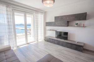 Μια τηλεόραση ή/και κέντρο ψυχαγωγίας στο Appartamenti Lungomare Portoferraio - Goelba