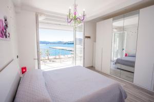 una camera con un letto e una grande finestra di Appartamenti Lungomare Portoferraio - Goelba a Portoferraio