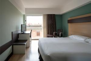 Postel nebo postele na pokoji v ubytování Hotel Ciudad de Logroño + 21 fotografií