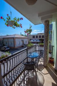 a patio with a table and chairs on a balcony at COMPLEX Alutus -Camere de inchiriat in Mangalia