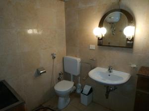 A bathroom at Adad Noubian House