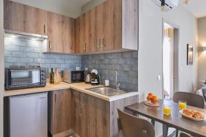 Cucina o angolo cottura di Spacious Suite w. huge balcony + Acropolis view