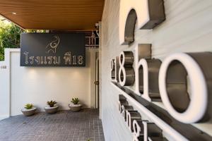 バンコクにあるP18 Hotel Bangkokの植物の建物側の看板 +6枚の写真
