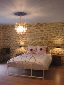 ein Schlafzimmer mit einem Bett mit Blumen darauf in der Unterkunft 4 Collines in Hagnicourt