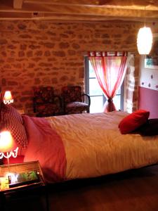 Un dormitorio con una cama grande y una ventana en 4 Collines en Hagnicourt