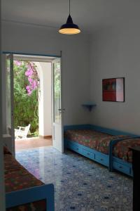 Giường trong phòng chung tại Casa Lucky - Anacapri