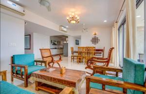 sala de estar con mesa y sillas de madera en Isec Apartment, en Bombay
