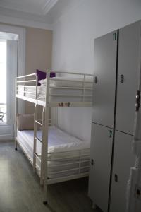 sypialnia z 2 łóżkami piętrowymi i szafą w obiekcie Hostel Royalty ALBERGUE w mieście Santander