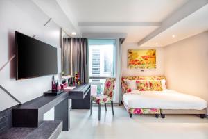 Televisyen dan/atau pusat hiburan di Hotel Clover Asoke - SHA Extra Plus