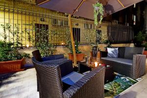 A seating area at Termini Terrace