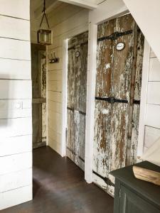 a room with an old door in a house at Les Maisons de pêcheurs in Sète