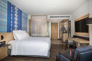 Novotel Chiangmai Nimman Journeyhub客房内的一张或多张床位