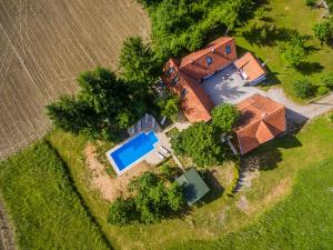 una vista aérea de una casa con piscina en Beautiful cottage with heated pool for 22 ppl, en Plaški