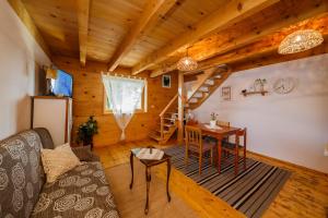 TV a/nebo společenská místnost v ubytování Beautiful cottage with heated pool for 22 ppl