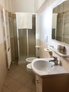 ein Bad mit einem WC, einem Waschbecken und einer Dusche in der Unterkunft Residence Meeting in Gabicce Mare