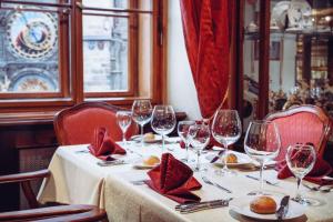 una mesa en un restaurante con copas de vino. en Prague Old Street Apartments, en Praga