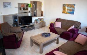 uma sala de estar com dois sofás e uma mesa de centro em Holiday Home Else em Lovran