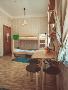 Postel nebo postele na pokoji v ubytování Downtown Forest Hostel & Camping