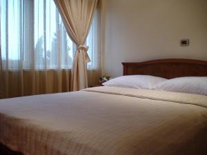 Mali Hotel BaMBiS客房内的一张或多张床位