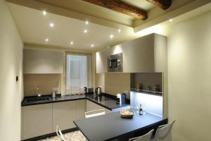 A kitchen or kitchenette at CA' XXII MARZO BOUTIQUE