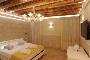 A bed or beds in a room at CA' XXII MARZO BOUTIQUE
