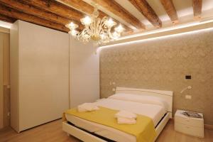 A bed or beds in a room at CA' XXII MARZO BOUTIQUE