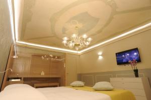 A bed or beds in a room at CA' XXII MARZO BOUTIQUE