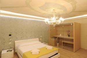 A bed or beds in a room at CA' XXII MARZO BOUTIQUE