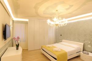 威尼斯的住宿－CA' XXII MARZO BOUTIQUE，一间卧室配有一张床和一个吊灯